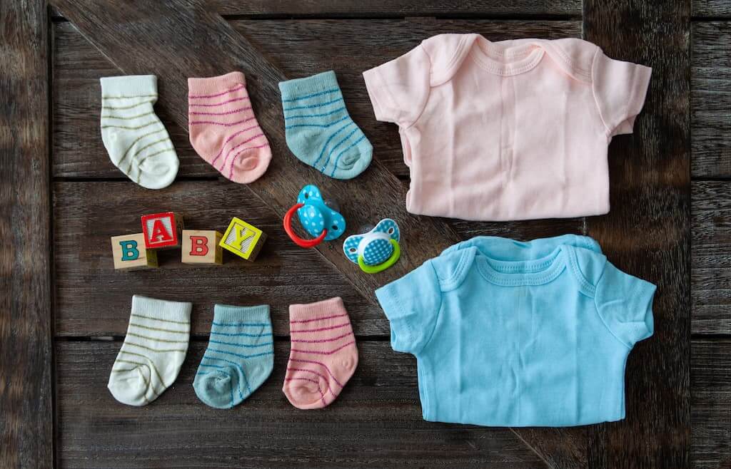 Melhores cores das primeiras roupas de bebê